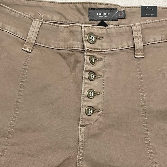 Torrid khaki button front short size 22 - Picture 6 of 13